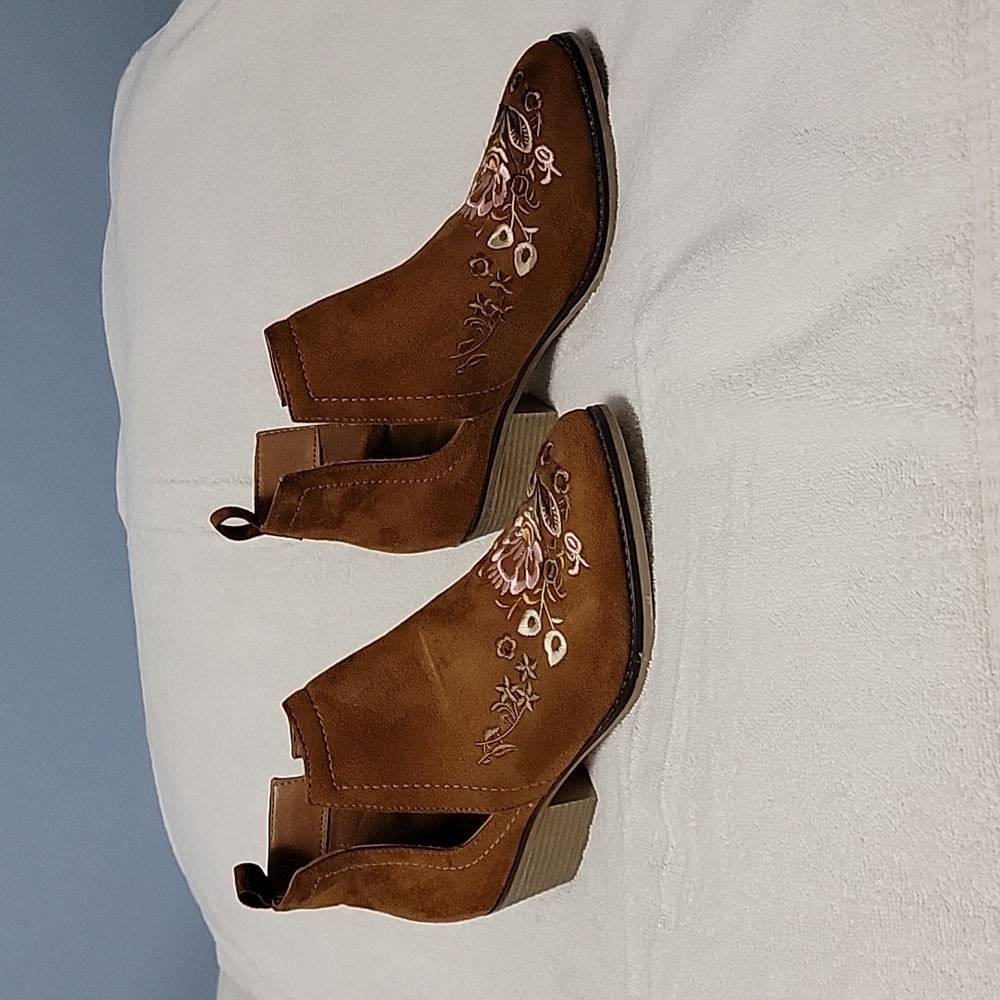 Olivia Miller Embroidered Booties US Sz 8